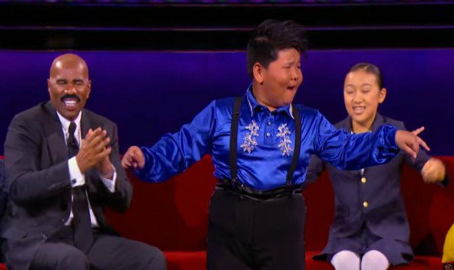 Un pequentildeo bailariacuten de ritmos latinos chino es furor en YouTube