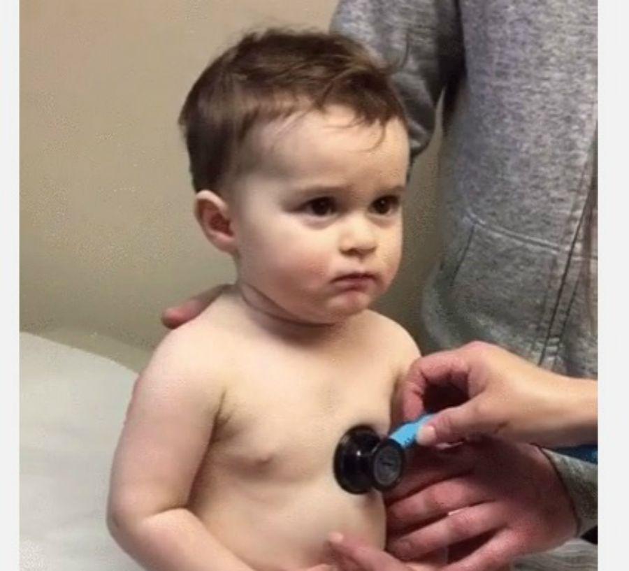 La tierna revisioacuten meacutedica a un bebeacute que derrite las redes