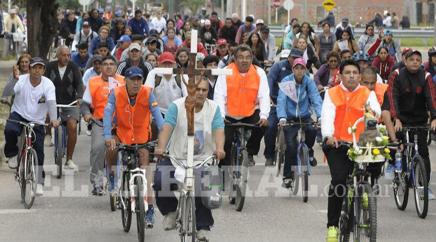 Video  El Viacutea Crucis en bicicleta recorrioacute Santiago