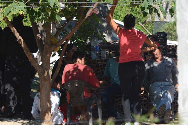 Secuestran cocaiacutena marihuana arma de fuego y maacutes de 20 mil pesos en cuatro allanamientos