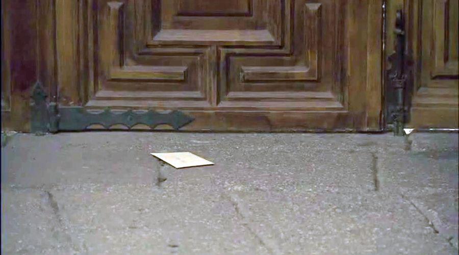 Denuncioacute a su vecino por declararle su amor con papelitos