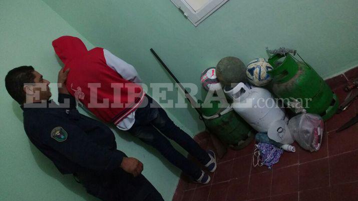 Arrestan a joven por varios iliacutecitos y recuperan bienes