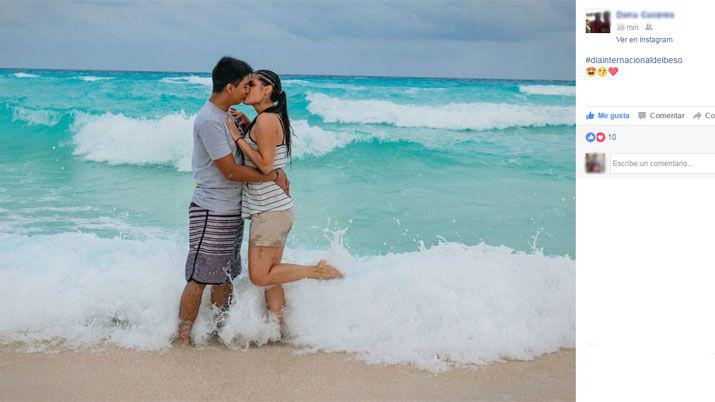 Los santiaguentildeos tambieacuten celebran el Diacutea Internacional del Beso