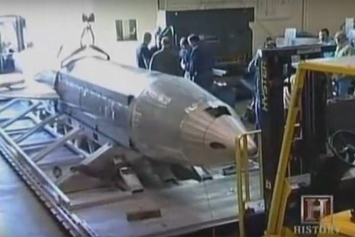 La GBU-43 -una bomba convencional de 21000 libras (ms de 9500 kilogramos)