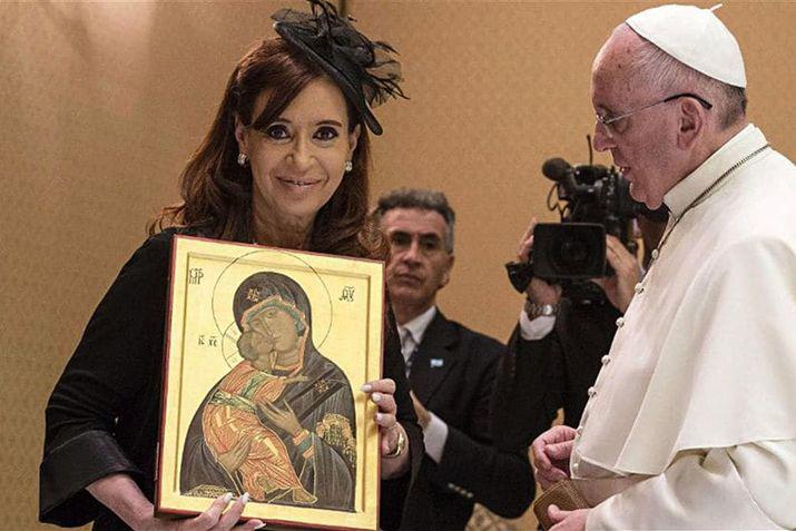 Cristina Fernndez de Kirchner y uno de los regalos que recibió cuando era mandataria