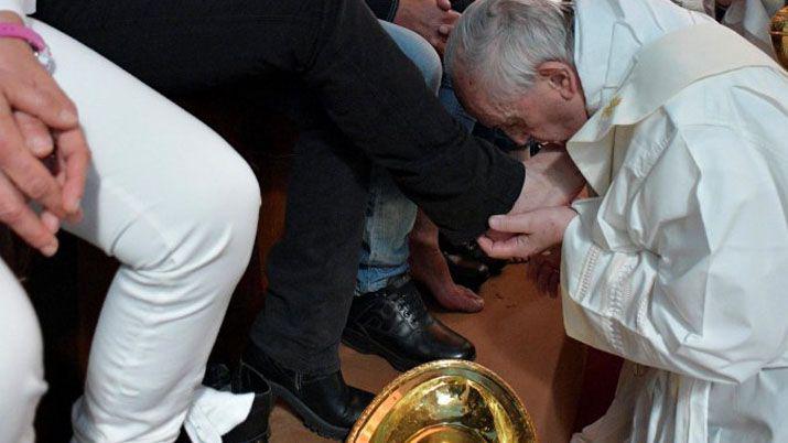 Francisco lavó los pies a presos entre ellos un argentino