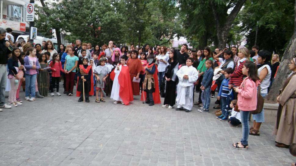 Se realizó el Vía Crucis de Niños