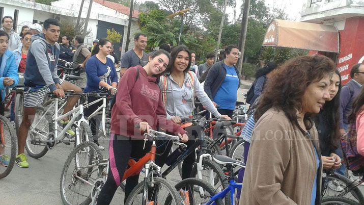 El Viacutea Crucis en bicicleta recorrioacute los templos de la ciudad