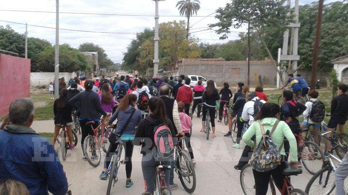 El Viacutea Crucis en bicicleta recorrioacute los templos de la ciudad