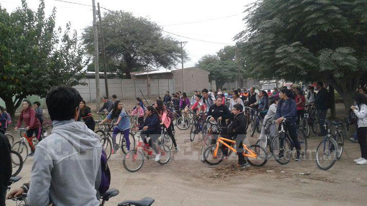 El Viacutea Crucis en bicicleta recorrioacute los templos de la ciudad
