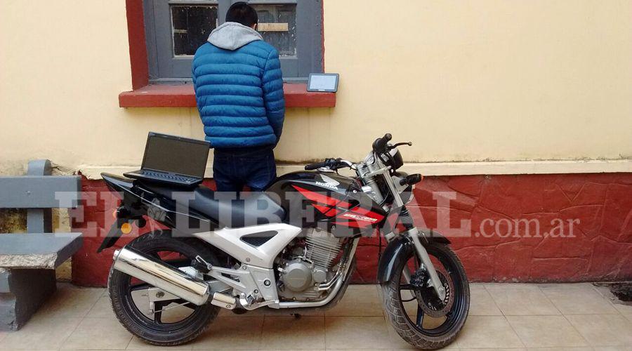 Allanan una casa y recuperan una moto robada
