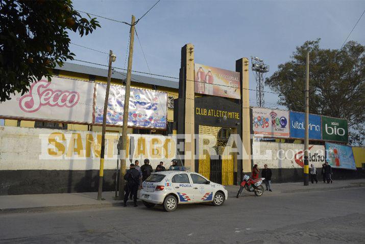 El asalto ocurrió en la esquina de Roca y 3 de Febrero a la altura del acceso principal del club Mitre