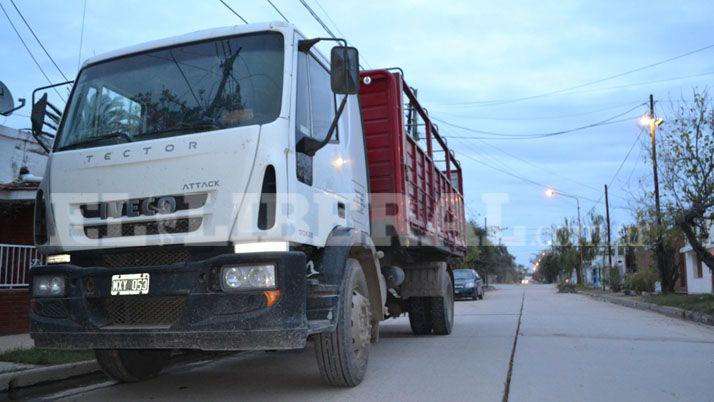 Dos hermanos chocaron contra un camión