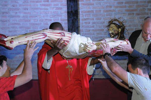 Emotiva muestra de fe en la procesioacuten del Santo Sepulcro