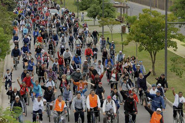 Miles de santiaguentildeos expresaron su fe cristiana en la 33ordf edicioacuten del Viacutea Crucis en Bicicleta