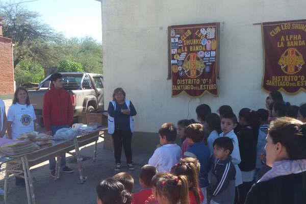 El Club de Leones La Banda entregoacute kits de uacutetiles escolares