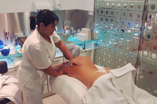 Moria Casaacuten presume de su nueva figura en tanga a los 70 antildeos 