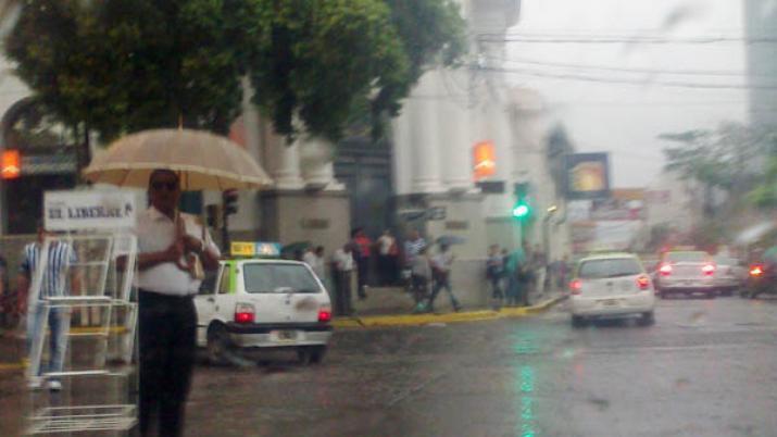 Jornada gris y con lloviznas en Santiago