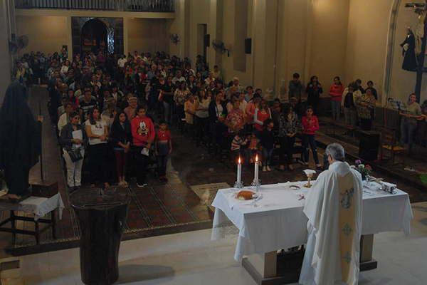 Con una marcada participacioacuten los fieles viven a pleno el tiempo pascual