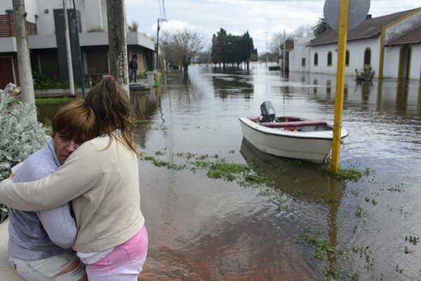 Bajoacute el agua en Salto pero todaviacutea hay maacutes  de mil evacuados