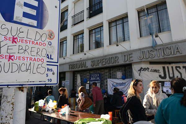 Trabajadores judiciales de Santa Cruz haraacuten paro durante cinco diacuteas