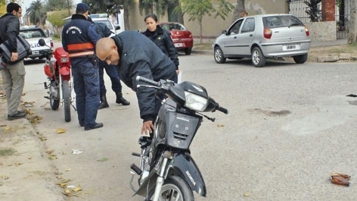 Derrapoacute impactoacute contra un poste y peligra su vida