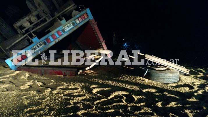 Espectacular vuelco de camioacuten en ruta 92