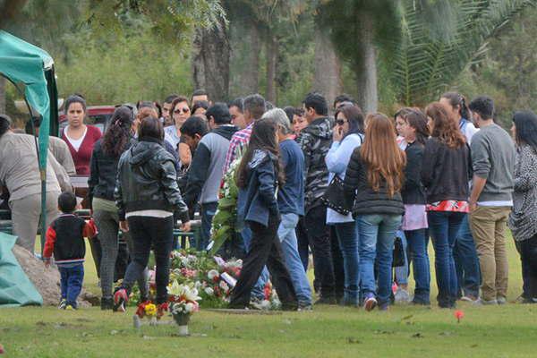 Sepultaron los restos de Lucy Hoyos en medio de un profundo dolor