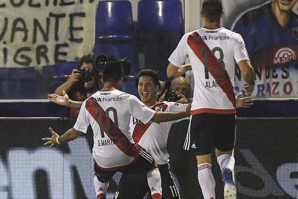 Sumoacute otra alegriacutea y se acercoacute a la punta