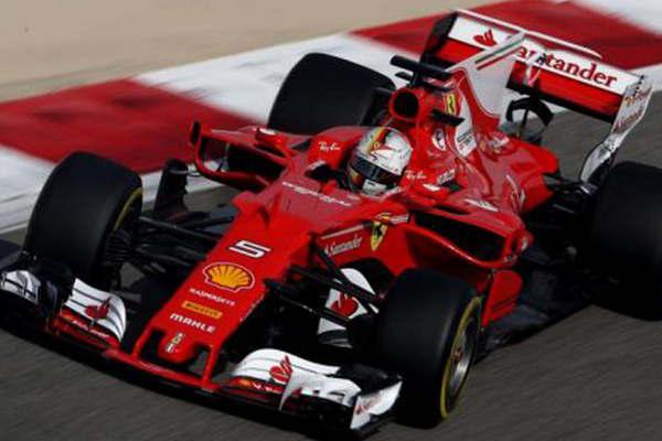 Sebatian Vettel ganoacute en Bahreacutein y es liacuteder 