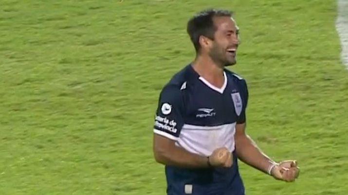 Fabin Rinaudo festeja tras convertir para el local