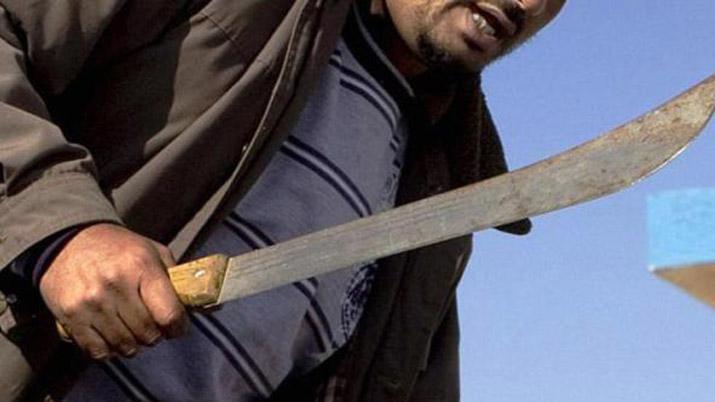 Atacoacute a su ex pareja con un machete y casi le arranca tres dedos