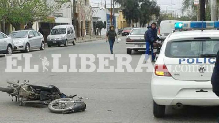 Dos motociclistas lesionados tras ser embestidos por un auto