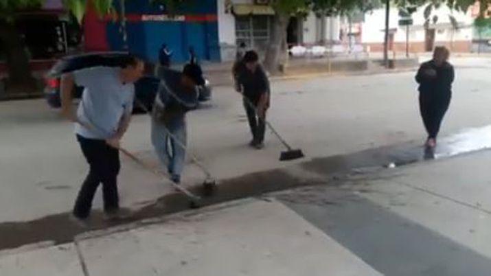 El intendente de Frías salió a barrer las calles