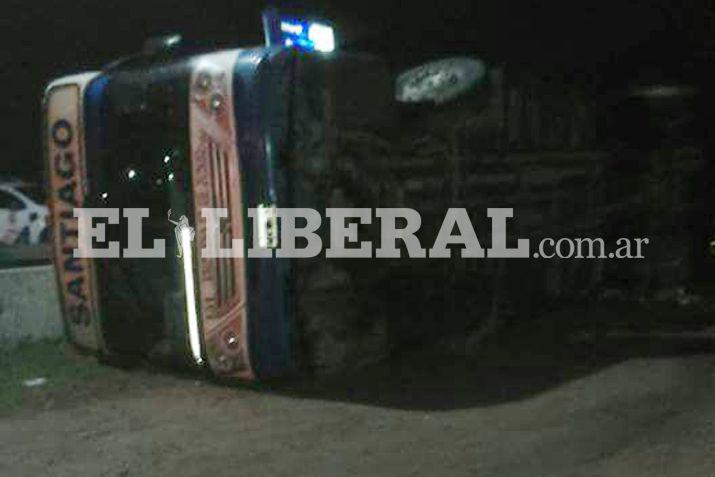 El colectivo quedó tumbado a raíz del accidente