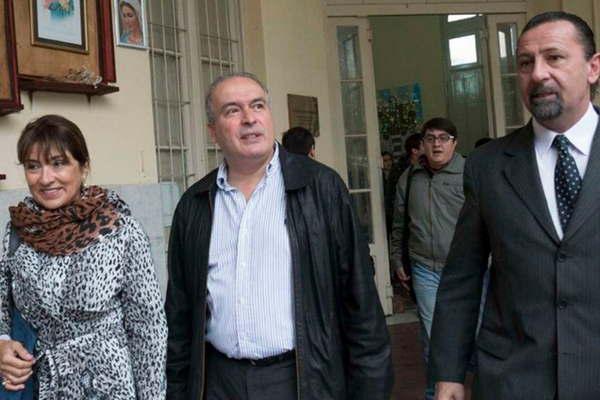 Rafecas evaluacutea si procesa a  la esposa de Joseacute Loacutepez por el dominio de un departamento