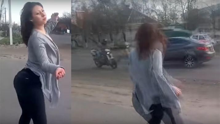 VIDEO Una joven provocoacute un accidente con su baile sensual en la vereda