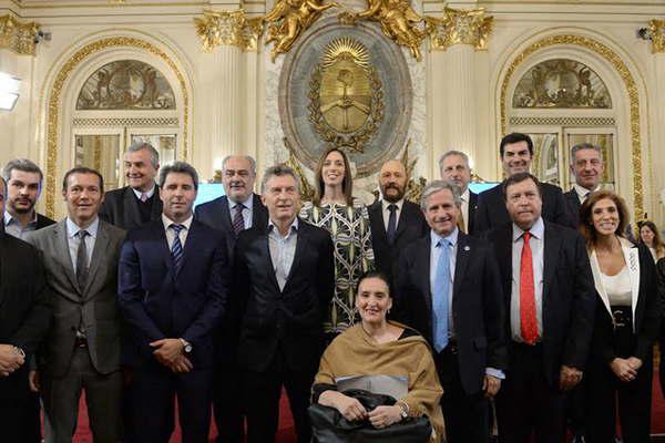 La gobernadora y el presidente Macri firman acuerdo para la Modernizacioacuten del Estado
