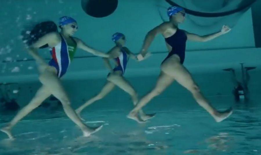 Sorprendente- Nadadoras caminan sobre el agua