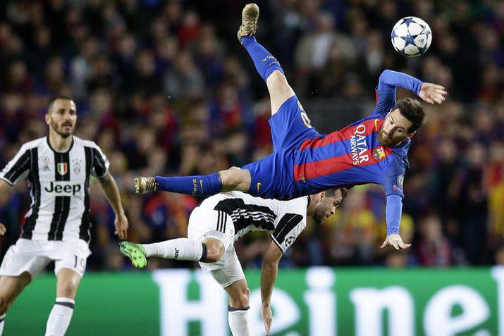 Violenta caída de Lionel Messi ante un jugador de la Juventus