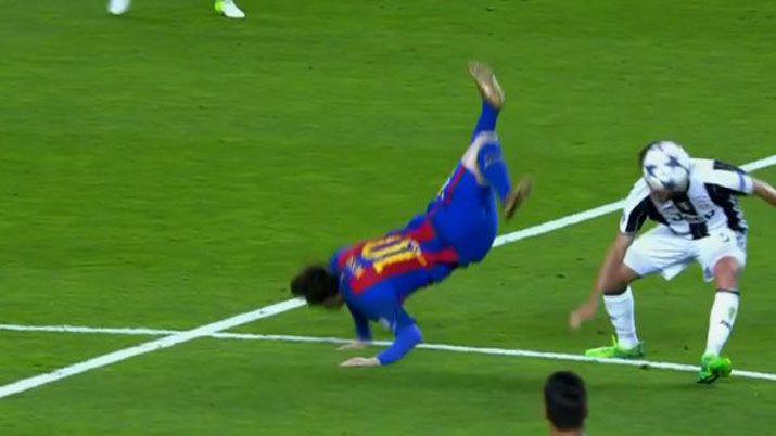 Violenta caída de Lionel Messi ante un jugador de la Juventus