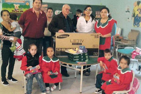 Escuela de La Soledad recibioacute una donacioacuten de la comuna de Villa Riacuteo Hondo 