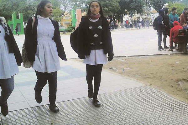 Maacutes de 1350 alumnos bandentildeos accedieron al boleto gratuito