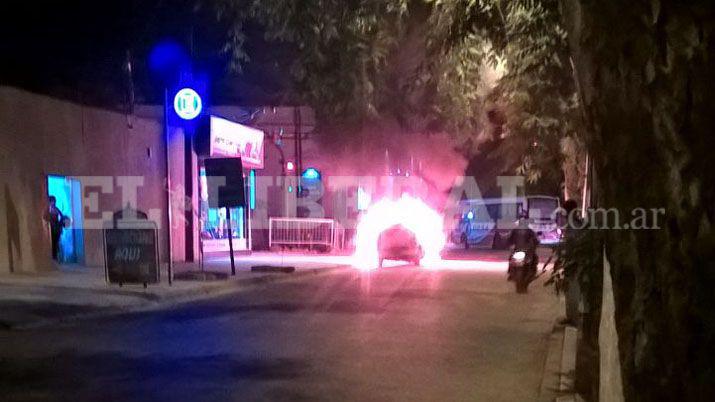 Pnico en el centro al incendiarse un remís