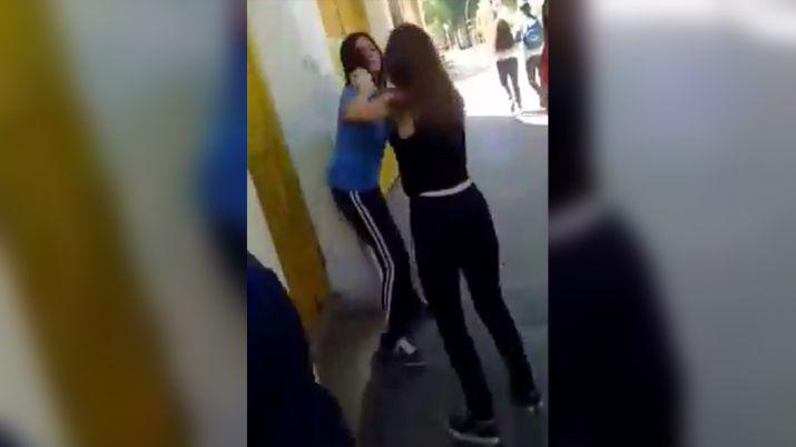 VIDEO  Dos adolescentes a las pintildeas en pleno centro de La Banda