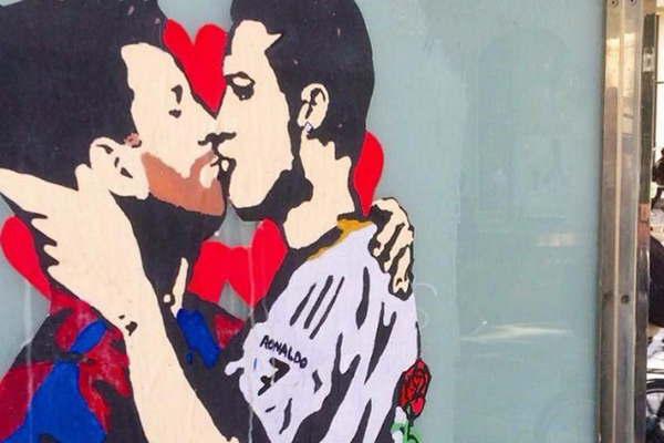 Poleacutemica imagen de Messi y CR7 besaacutendose