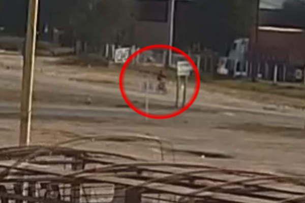 Nuevos videos muestran a motociclista llevaacutendose dos sospechosas bolsas