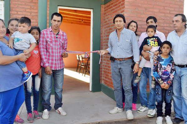 Entregan viviendas sociales en Antilo