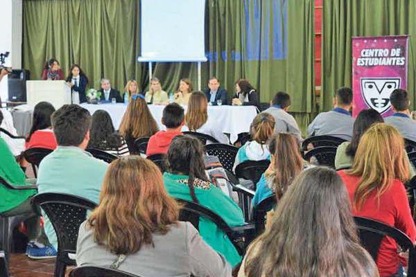 Docentes y el Cyac abordaron la ley de centros de estudiantes