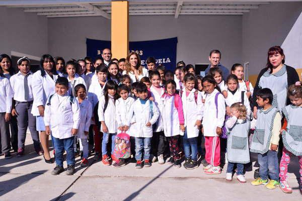 La gobernadora inauguroacute una escuela y Jardiacuten de Infantes en Los Miranda